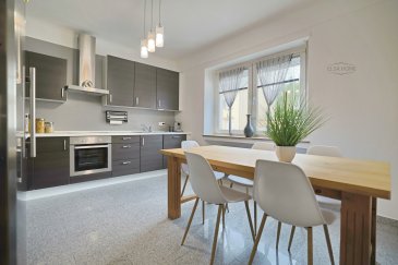Rumelange, bien située, proche des écoles, tous ses commerces et accès autoroutiers. Venez découvrir cette charmante maison jumelée. Mais attention, sous ses airs de « petite » maison, elle cache bien son jeu...

Elle a tout d'une grande déjà par son aménagement et sa disposition : elle propose au rez-de-chaussée une entrée sur pièce de vie, une cuisine indépendante équipée. Un WC également sur ce niveau. 

Au 1er étage, deux chambres et une salle de bains et coin vestiaire. 

Au 2e étage, un comble aménagé pouvant faire office de 3e chambre, de bureau ou de salle de jeux, un dressing et une salle d'eau. 

En sous-sol, spacieuse cave, buanderie/chaufferie.

Une terrasse et un jardin lui donnent de l'espace complémentaire appréciable.

Plus deux stationnements devant la maison en complément. 

Pour toutes questions ou demandes d'informations, n'hésitez pas à nous contacter, nous serons toujours à votre service.

Agence ELSA'HOME à votre écoute pour la concrétisation de vos projets en toute confiance.
