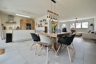 immohub, votre partenaire dans l'immobilier à Clemency, a le plaisir de vous proposer une maison unifamiliale mitoyenne achevée en 2018 sur un terrain de 2,41 ares.
Avec ses 4 chambres à coucher, 2 emplacements intérieurs, 3 emplacements extérieurs, ainsi qu'un jardin et une terrasse, cette maison est parfaitement conçue pour accueillir sa nouvelle famille.

Composition du bien :

Rez-de-chaussée (HSP : 2,34 m) :
-Hall d'entrée : 15,10 m2
-WC séparé : 1,85 m2
-Local technique (Chaudière Viessmann 2018) : 4,00 m2 
-Buanderie avec douche : 13,00 m2
-Garage pour deux voitures (Porte motorisée Hörmann) : 41 m2

R+1 / Rez-de-jardin (HSP : 2,59 m) :
-Hall : 1,90 m2
-Double séjour avec cuisine équipée ouverte et bureau : 64,00 m2 
-Sortie sur terrasse : 23,15 m2 et jardin : 40,00 m2

R+2 (HSP : 2,50 m) :
-Hall de nuit : 4,40 m2
-Chambre I : 12,60 m2
-Chambre II avec garde-robe sur mesure : 14,35 m2 
-Chambre III : 13,75 m2
-Chambre IV : 13,45 m2
-Salle de douche (WC, lavabo double vasque, douche) : 6,30 m2

R+3 (Grenier accessible via trappe) :
-Surface au sol : 45 m2
-Surface pour une hauteur de 1,80 m : 18,20 m2

Détails :
-Année de construction : 2014-2018
-Chauffage : Gaz / Chauffage au sol (RDC et R+1) / Radiateurs (R+2)
-Fenêtres : Triple vitrage / Châssis en PVC / Jalousies orientables électriques / Moustiquaire sortie jardin / VELUX triple vitrage avec volets électriques
-Ventilation : VMC Zehnder
-Sécurité : Système d'alarme
-Autres équipements : Adoucisseur d'eau, panneaux photovoltaïques + borne
-Revêtements : Carrelage et carrelage imitation parquet
-Cuisine : Kichechef avec électroménager SIEMENS (Four, micro-ondes, réfrigérateur, congélateur, lave-vaisselle)
-Dalles en béton
-CPE : B/C
-Orientation : Nord
-Surface habitable : +/- 150 m2
-Surface brute : +/- 250 m2