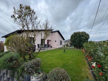 Bouzonville, une élégante maison individuelle de caractère, nichée sur un magnifique terrain exposé plein sud dans un quartier calme et recherché.

Cette charmante maison de 113 m² séduit d'emblée par son authenticité, son charme et son confort de vie exceptionnel.

Avant même d'entrer, un grand jardin avec une spacieuse terrasse invite à profiter du soleil couchant. L'entrée donne sur un hall desservant toutes les pièces. Le séjour/salle à manger, spacieux et lumineux, agrémenté d'un poêle à granulés, communique directement avec une grande cuisine équipée d'un plan de travail en granit et d'un îlot central avec trois espaces repas. Au même niveau se trouvent trois chambres, une salle de bains avec douche, baignoire, WC et bidet, ainsi qu'un WC séparé.

Le sous-sol entièrement aménagé et lumineux est un véritable atout. Il comprend une buanderie, une chaufferie, une chambre d'enfant, un débarras et deux grands garages. Une grande allée avec deux places de parking se situe devant le garage. Deux places de parking supplémentaires, sous un abri voiture, sont disponibles côté rue.

À l'extérieur, vous découvrirez une magnifique propriété de 1 300 m² exposée plein sud, avec un aménagement paysager soigné. Lors des chaudes journées ensoleillées, une piscine nichée dans un écrin de verdure paisible complète l'atmosphère relaxante. Un petit pavillon de jardin offre un refuge intime. Une seconde grande terrasse est idéale pour se retrouver en famille ou entre amis. Un abri de jardin et un cabanon complètent la propriété.

La maison a est équipée il y a 2 ans d'une pompe à chaleur Viessmann et a bénéficié d'une rénovation complète l'année dernière.

Le prix est de 250000€ frais d'agence inclus.