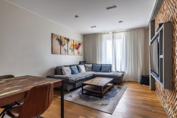 Situé dans un quartier exclusivement résidentiel très tranquille, au 1er et 2ème étage de la maison bi familiale rénovée en totalité récemment, Beau et Grand Duplex de +/- 148 m2, comprenant :

- Hall d'accueil.
- Grand salon et salle à manger.
- Cuisine équipée ouverte sur salle à manger.
- 3 chambres à coucher (4ème chambre possible).
- Salle de douche rénovée (avec fenêtre).
- WC séparé.
- Débarras dans l'appartement.
- Grande cave de +/- 28 m2.
- Terrasse et jardin de +/- 32 m2 clos et exposés plein sud.
- Emplacement de parking extérieur.

En très bon état d'entretien, le Duplex ainsi que les parties communes nécessitent aucun travail de rénovation.

Faible charge de copropriété.

Disponibilité immédiatement / Visite possible sur rendez-vous.