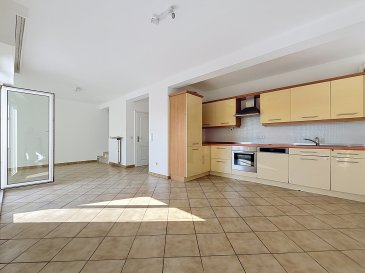 L'agence immobilière Immo-Contact vous propose ce magnifique duplex de +/- 116m² situé à Limpertsberg.

Idéalement situé dans l'une des rues les plus calme du quartier, l'appartement vous séduira par sa luminosité grâce à son exposition Sud. Ce bien offre des espaces de vie lumineux et agréables tout au long de la journée.

Vous profiterez d'un environnement paisible tout en étant à proximité immédiate de toutes les commodités : commerces, écoles, transports en commun, parcs, restaurants et services sont facilement accessibles.

Ce bien représente une excellente opportunité, aussi bien pour une résidence principale que pour un investissement.

L'appartement, au 2ème étage, se compose comme suit :

- Pièce de vie comprenant espace salle à manger et salon, avec accès directe au balcon
- Cuisine équipée ouverte sur pièce de vie
- Chambre à coucher
- Salle de bains avec WC et fenêtre

A l'étage supérieur:
- Chambre avec suite comprenant douche et fenêtre

Un garage box comprenant une place de parking, une place de parking extérieure et une buanderie en commun viennent compléter ce bien.

À savoir :
- Aucun travaux à prévoir
- Disponibilité immédiate

Visites possibles en semaine et le samedi.

Pour toutes informations contactez-moi au +352 26 311 992.

Estimation de votre bien (sous 48h). contactez nous +352 26 311 992 ou sur info@immocontact.lu