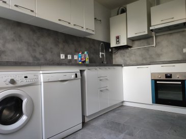 A LOUER Appartement F5 100 m 2 Refait à neuf à Metz Devant Les Ponts. Cet appartement F5 de 100  m2  au 1 er étage sans ascenseur, vous offrira un espace de vie salon, salle à manger donnant sur  balcon, une cuisine entièrement aménagée et équipée neuve, 3 chambres, possibilité d'une chambre supplémentaire, une salle de bain avec baignoire et douche, un wc séparé, placard.
Le parking extérieur de l'immeuble est libre de tout stationnement.
LIBRE DE SUITE / PHOTOS EN COURS