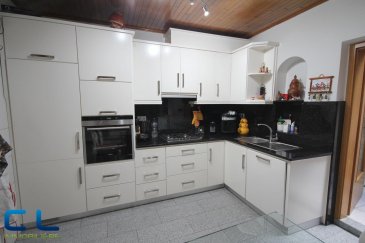 Grand appartement-duplex en très bon état, dans residence à deux unités.
Il se compose d\'une belle cuisine équipée ouverte sur le salon, d\'une petite dépendance avec barbecue, de trois chambres à coucher, d\'un grand espace très lumineux pouvant servir de salle de jeux, salle de sport ou autre, d\'une salle de douche, d\'une grande cave et d\'un garage.
Situé à proximité des écoles, de l\'hôpital, de l\'arrêt de bus etc. 
Disponible à l\'acte notarié 
La commission d\'agence est entièrement à charge du vendeur. 

Ref agence : DLVH1-APP