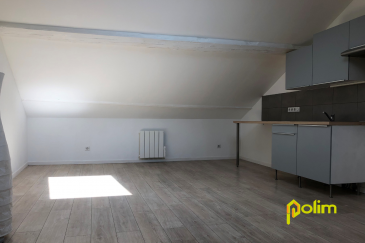 Bel appartement proche toutes commodités.  Bel appartement de type studio/F1 sous combles - 124, Avenue des Etats-Unis 54700 PONT A MOUSSON comprenant :
 Hall d'entrée, cuisine aménagée ouverte sur pièce de vie, dégagement avec espace bureau, salle d'eau, WC
 Chauffage électrique - 27,35 m2 (surface au sol plus importante)
 Libre à la location
 Les informations sur les risques auxquels ce bien est exposé sont disponibles sur le site Géorisques : www.georisques.gouv.fr