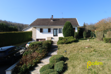 Maison avec 4 chambres à vendre à Norroy-Lès-Pont-À-Mousson .  À Norroy-Lès-Pont-À-Mousson, dans un environnement calme, POLIM vous propose cette maison de belle superficie de type T7, qui comporte : hall d'entrée, cuisine indépendante, salon/séjour (avec cheminée) accès terrasse, 4 chambres, salle de bains et wc, sous-sol complet, vaste jardin.
 Les informations sur les risques auxquels ce bien est exposé sont disponibles sur le site Géorisques : www.georisques.gouv.fr