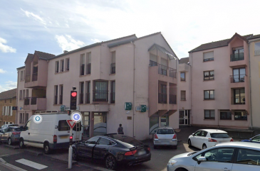 Appartement de Type F3 de 63.37 m², situé au dernier étage d'une résidence de 3 Etages comprenant : Entrée avec placard, Cuisine aménagée et équipée d'une plaque de cuisson et hotte, Salon / séjour avec balcon, 2 Chambres avec balcons, Salle d'eau avec douche, WC séparé, Cave, parking intérieur, Chauffage Electrique, Frais d'agence de 580 €.