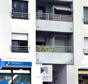 Situé au 1er étage d'une résidence bien entretenue de quatre niveaux à Dudelange, cet appartement meublé de ± 53 m² offre un cadre de vie confortable et fonctionnel dans un environnement résidentiel calme, à proximité immédiate des commerces, des écoles, de la gare, des transports en commun ainsi que de nombreuses infrastructures sportives et de loisirs, l'appartement se présente comme suit :

Le premier étage s'ouvre sur un hall d'entrée de ± 2 m² avec un couloir de ± 3 m² menant à un lumineux séjour de ± 24 m² avec cuisine ouverte entièrement équipée, créant un espace de vie convivial et lumineux. 
L'espace de vie donne accès à un balcon de ± 2 m² orienté ouest, idéal pour profiter du soleil en fin de journée. 
L'espace nuit comprend une chambre de ± 18 m² ainsi qu'une salle de douche de ± 5 m² (équipée d'un lavabo, d'une douche et d'un WC) et une buanderie privative avec lavabo complète l'aménagement intérieur.

Au sous-sol, une cave privative située au sous-sol apporte un espace de rangement supplémentaire.

Finitions et équipements :
- Appartement entièrement meublé
- Sols en carrelage
- Revêtements muraux en peinture et fibre
- Fenêtres en châssis PVC avec double vitrage
- Volets électriques
- Chauffage au gaz par radiateurs
- Système de ventilation
- Cave privative de 3 m²

Loyer mensuel - € 1.700,-
Charges mensuelles - € 250,-
Caution (2 mois de loyer) - € 3.400,-
Frais d'agence - € 850,- + TVA pour chaque partie

Son emplacement privilégié permet un accès rapide aux commerces, aux écoles, à la gare, à l'hôpital, aux parcs, aux pistes cyclables ainsi qu'aux principaux axes routiers, offrant un excellent équilibre entre confort de vie et mobilité.

Agent responsable : Louis Bertrand
Tél. : +352 621 588 854
E-mail : louis@vanmaurits.lu