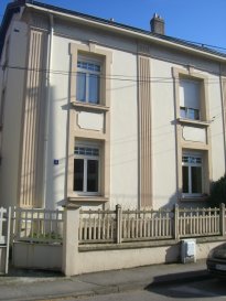 A Montigny-lès-Metz, 
Proches des écoles, au 2ième et dernier étage d'un immeuble bien tenu, bel appartement 2p mansardé d'une surface de 40m² comprenant un séjour, un coin-cuisine meublé et équipé, une chambre, une salle de bain et un wc séparé. Chauffage au gaz individuel. Libre au 1er Avril 2023. 

