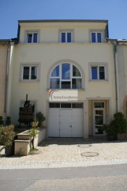 IMMO EXCELLENCE vous propose ce joli appartement d\'une surface habitable d\'environ 100 m2 dans un bâtiment bi-familiale. L\'appartement se compose suit : - Une spacieuse cuisine équipée ( 21.95 m2 )m, un hall ( 8.28 m2 ), un double séjour ( 27.04 m2 ), une chambre-à-coucher ( 15.21 m2 ), une salle-de-douche ( 6.45 m2 ), un dressing ( 2.82 m2 ), une buanderie privée ( 2.41 m2 ), une cave ( 2.26 m2 ), une grande terrasse ( 53.72 ) ainsi que deux emplacements extérieurs.<br><br>A voir absolument !<br><br>Machtum (luxembourgeois : Meechtem) est une section de la commune luxembourgeoise de Wormeldange située dans le canton de Grevenmacher.<br><br>A proximité de toutes commodités.