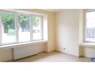 Situé côte d'Eich au RDC à 2 pas de la Place d'Argent, du Boulevard Royal et du Kirchberg, A LOUER BUREAU INDIVIDUEL MEUBLE & RENOVE de 15 m² avec une salle de douche et son WC.

Belle accessibilité et visibilité du fait de sa position côte d'Eich.

Garage à louer en supplément!

Les bureaux sont meublés et la réception du courrier et le WIFI sont inclus.

+Loyer charges inclues forfaitaires : 800 EUR
+ Caution : 1500 EUR
+ Disponibilité: immédiate
+ Frais d'agence: 936 EUR TTC

Idéal pour toute activité tertiaire de bureau ou société de services.

Facilité de se garer dans le quartier (3 parking publics).

A VISITER SANS HESITER ! 
