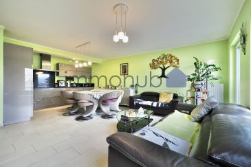 immohub, votre partenaire dans l'immobilier à Oberkorn, vous propose ce superbe appartement au deuxième étage, au sein d'une résidence soignée à 13 unités construite en 2015.
Avec une surface utile de 92,91 m², ce bien offre trois chambres à coucher ainsi que deux salles de bains.

Composition selon mesurage :
-Hall d'entrée 7,40 m² équipé d'un vidéophone et d'une porte de sécurité.
-Double séjour avec cuisine équipée ouverte 31,66 m² (Cuisine - Électroménager Siemens)
-Balcon accessible depuis le séjour 6,51 m²
-Chambre I 11,70 m² 
-Chambre II 11,36 m²
-Salle de douche 3,78 m² (douche à l'italienne, WC , lavabo simple)
-Chambre III (suite parentale) composée de : Hall de nuit 4,52 m², Salle de douche en suite 4,35 m² , Chambre 12,85 m²

Annexes :
-Cave privative 7,35 m²
-Emplacement intérieur 14,84 m²

Informations techniques :
-Année de construction : 2015
-Chauffage au gaz
-Triple vitrage / Châssis en PVC / Volets électriques
-VMC Zehnder
-Dalles en béton
-CPE : B/B
-Charges : ± 325 € / mois
-Disponibilité : Septembre 2026