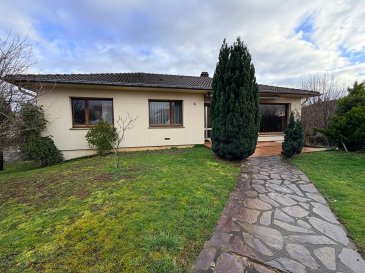 À vendre ? Maison individuelle de plain-pied à Uckange. A Uckange, Lotissement Petite Fontaine,  maison individuelle de plain-pied, implantée sur un terrain de 6 ares 23, offrant un beau potentiel après rénovation intérieure.
Elle se compose d'une entrée, d'un séjour lumineux avec cheminée, de trois chambres, d'une cuisine indépendante, d'une salle de bains, d'un WC séparé ainsi que d'un cellier.
Au sous-sol, vous bénéficierez de caves, d'une lingerie et d'un garage pouvant accueillir deux véhicules.
Le jardin complète agréablement l'ensemble.
Des travaux de rénovation sont à prévoir à l'intérieur, vous permettant de repenser les espaces selon vos envies. La toiture et la façade sont en bon état, constituant une base saine pour votre projet.
Les informations sur les risques auxquels ce bien est exposé sont disponibles sur le site Géorisques : www.georisques.gouv.fr » 
Contacts :
K.Karas : 06 08 31 19 87
K. Moriceau : 06 75 66 99 25 (4.08 % d'honoraires TTC à la charge de l'acquéreur.)