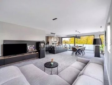 Maison libre de 3 cotés entièrement rénovée en 2019 avec beaucoup de luminosité de +/− 180m² sur 3.50 ares avec 4 chambres, balcon, 2 garages, terrasse et jardin.

Idéalement située à Moutfort dans une rue très calme, elle se trouve proche de toutes les premières commodités (restaurants, poste, boulangerie, pharmacie, commune etc.).
Avec l'accès à Cloche D'Or et le lycée Vauban en moins de 10 minutes en voiture ainsi que les maisons relais, crèches et écoles à moins de 2 minutes, elle est idéale pour une famille.

La maison se compose comme suit :

sous-sol :
- Espace de stockage
- accès jardin
- Garage double

Rez-de-chaussée
- Salon avec espace salle à manger donnant accès sur la 
- Cuisine équipée ouverte tendance avec ilot central
- Buanderie
- WC

1er étage :

- 2 chambres dont une chambre parentale avec sa salle de bain (baignoire, douche, WC, meuble vasque 
- Salle de bain avec WC

Dernier étage :
- 2 chambres 
- Salle de bain avec WC

À savoir :
- Chauffage au gaz
- Alarme
- Matériaux de qualité

Visites possibles en semaine et le samedi.

Pour toutes informations contactez-nous au +352 621 391 355

Estimation de votre bien (sous 48h), contactez-nous +352 26 311 992 ou sur info@immocontact.lu.