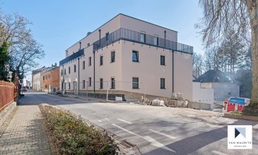 ***SOUS COMPROMIS*** ***SOUS COMPROMIS*** ***SOUS COMPROMIS***

Situé à deux pas du centre de Mondorf-les-Bains, dans un environnement calme et verdoyant, cet appartement moderne aux finitions soignées occupe le rez-de-chaussée d’un immeuble moderne en futur état d’achèvement (avril 2021).
 
D’une surface habitable nette de ± 77 m² pour une surface totale de ± ± 136 m², il se compose comme suit :
 
Au rez-de-chaussée, la porte d’entrée s’ouvre sur un hall avec vestiaire encastré ± 11 m² et wc séparé ± 2 m² desservant, à sa droite, la partie nuit composée de deux chambres de ± 13 et 12 m² et d’une salle de bain ± 7 m² (spacieuse douche italienne, deux lavabos et sèche-serviettes).
 
A gauche du hall d’entrée se trouve un lumineux séjour ± 30 m² avec cuisine ouverte en « L » ± 5 m², aménagée Nolte Küche/Kichechef et équipée (nombreux tiroirs et rangements, meubles laqués). Depuis le séjour, une baie coulissante permet l’accès à la terrasse ± 30 m² suivie d’un petit jardin sans vis-à-vis et orienté sud-ouest.
 
Au sous-sol, un emplacement de parking ± 16 m² incluant une prise 380 V pour voiture électrique, une cave ± 4 m² (avec électricité), une buanderie commune avec emplacement individuel et un local vélo complètent l'offre.
 
 Les travaux de construction ont déjà commencé, le projet sera achevé en avril 2021 au plus tard.

N’hésitez pas à nous contacter pour toute demande d’information complémentaire, obtenir le cahier de charges ou fixer un rendez-vous à votre convenance.
 
Détails complémentaires :
Construction en cours (disponibilité : avril 2021) ; constructeur : Manuel Cardoso, architecte :
Arttek ;
Les prix affichés sont avec la TVA à 17 % ; abattement maximal à récupérer : 50.000,00 € sous 3%, *sous réserve d'acceptation par l'Administration de l'Enregistrement et des Domaines
Classe énergétique A-B ;
Equipement de haut standing (luminaires, carrelages, salle de douche…) ;
Triple vitrage ; châssis PVC ; volets électriques ;
Chauffage par rayonnement au sol ;
Double ventilation ;
Cuisine Nolte Küche commandé auprès de Kichechef (couleur personnalisable) ;
Salle de douche commandée auprès de Neuberg ;
Situation recherchée : proche du centre de Mondorf-Les-Bains ; proche de toutes commodités :
Les thermes, commerces, restaurants, centre scolaire et crèches, axes autoroutiers, transports en commun (arrêt de bus à 60 m) ;
Belles promenades dans les alentours (grand parc communal, forêts…)

Agent responsable: Florian Apolinario
Mobile: (+352) 691 110 397
E-mail: florian@vanmaurits.lu