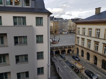 A louer à Luxembourg-ville rue Notre Dame, un bureau au 4ème étage dans une résidence avec ascenseur comprenant, un hall d'entrée, un grand salon, une cuisine équipée et indépendante, une salle de bain, une toilette séparée, un balcon et une cave.

Libre de suite.
Caution 18860 EUR.