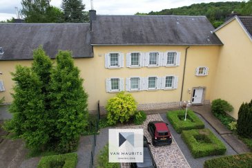 Situé à Munsbach dans la commune très recherchée de Schuttrange, cette maison dispose d'une surface habitable de ± 230 m², pour une surface totale de ± 290 m².

Elle se compose comme suit:

Le rez-de-chaussée, comprend une entrée de ± 7 m², un palier donnant via des escaliers sur un superbe séjour salle à manger de ± 50 m², un wc séparé de ± 6 m² (avec douche et lavabo), une cuisine séparée équipée de ± 24 m² (four, four vapeur, chauffe plats, cuisinière vitrocéramique 