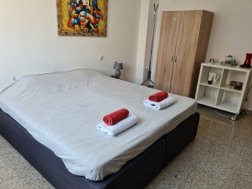 Au c½ur du quartier de Gasperich, et à 2 pas de la CLOCHE D\'OR, de MERL, de BELAIR et de la GARE, A LOUER BELLE ET GRANDE CHAMBRE MEUBLEE de 15.5 m².<br><br>TOTALEMENT RENOVEE, cette chambre offre :<br>- un équipement complet : 1 lit double complet, armoire-penderie, TV, linge de lit, luminaires?<br>- accès à une cuisine équipée commune<br>- accès à une salle de douche avec WC à partager<br>- WIFI inclus.<br><br>Chaque locataire peut S\'INSCRIRE OFFICIELLEMENT À LA COMMUNE COMME RÉSIDENT à Luxembourg.<br><br>+ Loyer toutes charges comprises : 900 EUR/mois<br>+ Caution : 900 EUR<br>+ Frais d\'agence : 1053 EUR TTC<br>+ Disponibilité : immédiate<br><br>Selon l\'occupation du moment, l\'agencement et la surface de chaque chambre peut changer légèrement et nous pouvons disposer d\'une ou plusieurs chambres à louer.<br><br>A VISITER SANS HESITER !<br><br>Proximité à pied de toutes commodités, cette chambre est idéalement situé à 2 pas de :<br>- Cloche d\'Or, Gare de Luxembourg Ville, Merl, Belair,<br>- Autoroutes A3, A6, A4 et A1<br>- Arrêt de bus : lignes 2 / 23 / 90<br>- Commerces de quartier (boulangerie, boucherie, épicerie, ?), Poste, Banques, stations-essence,<br>- Supermarchés (AUCHAN, COLRUYT?),<br>- Bars, Cafés et Restaurants (pizzeria, ?)<br>- Parc, infrastructures et clubs de sport,<br>- Médecins, Kinésithérapeutes?<br>
