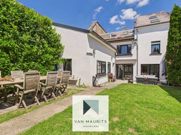 Située en plein centre bourg à Kehlen, cette maison mitoyenne, construite en 1932 et entièrement rénovée en 2022, offre une belle alliance entre le cachet de l'ancien et le confort contemporain. Elle se compose de trois étages et bénéficie d'une surface totale de ± 276 m² dont ± 228 m² habitables sur un terrain de 3.20 ares, avec une orientation Sud-Ouest qui lui garantit une belle luminosité tout au long de la journée. La maison se présente comme suit :

Au rez-de-chaussée, un couloir de ± 2 m² dessert le séjour de ± 52 m² (avec cheminée), la salle à manger de ± 10 m², la cuisine (équipée) de ± 16 m², un débarras, un wc séparé de ± 1 m² et un garage de ± 16 m². Tant le séjour que la salle à manger ont un accès à la terrasse de ± 40 m² avec le jardin.

Le premier étage comprend un palier de ± 15 m², trois chambres de ± 14, 15 et 18 m² ainsi qu'une salle de douche de ± 5 m² (avec vasque, douche et wc).

Au deuxième étage, Une pièce multifonctionnelle de ± 33 m² offrant de multiples possibilités d'aménagement dessert deux chambres de ± 14 m² chacune et une salle de bain de ± 7 m² (avec lavabo, baignoire, douche et wc).

Le sous-sol accueille deux caves de ± 8 et 13 m² et une chaufferie de ± 12 m².

Détails complémentaires :

La maison bénéficie d'un revêtement de sol en carrelage et parquet chinois, ainsi que de murs peints. Les fenêtres en bois sont équipées de double vitrage, de volets électriques et manuels, ainsi que de Velux pour un apport de lumière naturelle optimal. Le système de chauffage est une chaudière au mazout Viessmann datant de 2016 combinant sol chauffant (dans la cuisine) et radiateurs. L'eau chaude est assurée par un système électrique.

La cuisine, parfaitement équipée, comprend une cuisinière à induction, un four traditionnel, un four à vapeur, un frigo, un lave-vaisselle, une hotte aspirante, ainsi que de nombreux meubles de rangement et un plan de travail fonctionnel.

Parmi les autres équipements, on retrouve un vidéophone, des spots encastrés etc...

Le toit est recouvert d'ardoises.

Enfin, cette maison est idéalement située à proximité immédiate de nombreux services : commerces, écoles (Ecole Européenne de Mamer), crèches, pharmacie, restaurants, équipements sportifs, centre équestre, pistes de randonnée, parking public et accès autoroutiers.

Contact : Jimmy de Brabant  tél : +352 661 167 494  email : jimmy@vanmaurits.lu