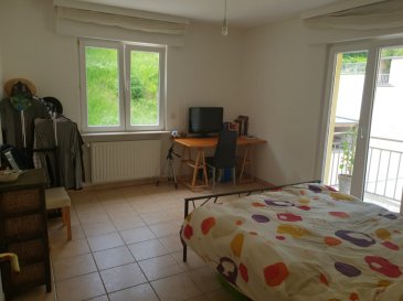 Bel appartement avec 2 grandes chambres à coucher dont une avec balcon, salon/salle à manger avec  balcon, cuisine équipée séparée, grande salle de bains, débarras/dressing, cave, buanderie. Proche de toutes commodités.<br />Ref agence :5367608