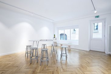 Découvrez une opportunité exceptionnelle d'acquérir un espace commercial au cœur de Luxembourg-Ville. Proposée à la vente par myestate, cette propriété est idéalement située dans le quartier animé du Centre ville, offrant un emplacement de choix pour toutes vos activités professionnelles.

Détails de la propriété  
Ce bien immobilier commercial s'étend sur une surface généreuse de 125 m², offrant un espace ample pour divers aménagements. Bien que la propriété nécessitera peut-être quelques travaux de modernisation, elle représente une base parfaite pour aménager vos activités selon vos préférences. Elle bénéficie d'un certificat d'efficacité énergétique et d'une isolation thermique de classe F, garantissant une gestion efficace des coûts énergétiques. Avec cette propriété, vous avez la possibilité de transformer ce lieu en un espace fonctionnel qui pourra répondre à vos attentes professionnelles et vous offrir la visibilité que vous recherchez.

Infrastructures à proximité  
Située au cœur de la ville de Luxembourg, cette propriété bénéficie d'une atmosphère vibrante et dynamique. Le quartier est connu pour ses rues pittoresques et ses espaces culturels. Les établissements scolaires de premier plan ainsi que plusieurs universités sont faciles d'accès, garantissant un environnement enrichissant. Profitez d'une sélection de boutiques, de boutiques spécialisées et de restaurants gourmands dans les environs immédiats, offrant une excellente diversité culinaire. Des espaces verts et de loisirs autour composent l'offre de détente, tandis que le système de transport public assure une accessibilité optimale avec des liaisons rapides vers toute la ville. Les services de santé y sont également de qualité, avec plusieurs établissements médicaux à proximité pour toutes vos exigences en matière de soins.

Ne laissez pas passer cette occasion unique d'investir au cœur de Luxembourg! Contactez-nous dès maintenant via le formulaire de contact ou par téléphone pour planifier une visite et découvrir le potentiel impressionnant de cette propriété commerciale.