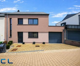 Maison unifamiliale à Ehnen ? Commune de Wormeldange

Située à Ehnen, dans la commune prisée de Wormeldange, cette charmante maison unifamiliale construite en 2013 se trouve dans un état impeccable. Implantée dans une rue très calme, aux pieds des vignes au coeur de la Moselle, offrant un cadre de vie paisible, en pleine nature.

La maison se compose d'une cuisine entièrement équipée, ouverte sur un séjour lumineux avec accès direct à la terrasse et au jardin à l'arrière. Elle dispose également d'un WC séparé, d'une salle de douche, ainsi que de trois chambres à coucher confortables.

Les espaces annexes comprennent une buanderie, une cave, un garage et un emplacement extérieur.

Cette maison est idéale pour les personnes recherchant le calme, la nature et une qualité de vie sereine, tout en restant proches des commodités.
Pour toute demande de visite ou informations complémentaires, n'hésitez pas à nous contacter au 265341 ou directement notre agent Mme VAZ au 621 283 844 ou par mail au lisa.vaz@cl-immo.lu

Les frais d'agence sont inclus dans le prix de vente et sont à charge du vendeur.