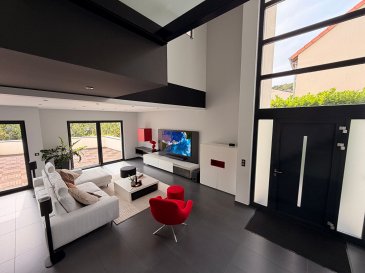 THIONVILLE -  Guentrange - Propriété d'exception où l'espace, la lumière et la sérénité se rencontrent.. Derrière son architecture contemporaine, vous trouverez une villa de près de 286 m² habitables sur  12 ares de terrain. Dès l'entrée, les volumes généreux, la luminosité omniprésente et les lignes épurées créent une atmosphère élégante et apaisante.
Le coeur de la maison s'organise autour d'une vaste pièce de vie ouverte sur une superbe cuisine haut de gamme avec îlot central. 
L'espace nuit propose quatre chambres, dont une belle suite parentale avec dressing et salle de bains balnéo. Une 5ème pièce au  rez-de-chaussée pourra être utilisée soit en bureau soit en chambre.
Sous-sol de près de 200 m² avec garage pouvant accueillir jusqu'à cinq véhicules. 
Chauffage au sol au gaz, panneaux solaires, toiture végétalisée et DPE B complètent les prestations de cette propriété rare.

Les informations sur les risques auxquels ce bien est exposé sont disponibles sur le site Géorisques : www.georisques.gouv.fr » 

Renseignements et visites : 
Karine Karas : 06 08 31 19 87