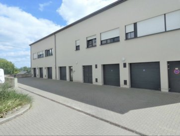 BUREAU INDIVIDUEL DE 25 M² ? BUSINESS CENTER AU LUXEMBOURG

Vous recherchez une adresse professionnelle au Luxembourg dans un environnement moderne, calme et fonctionnel ?

Découvrez ce bureau individuel d'environ 25 m², situé au 1er étage d'un bâtiment récent avec ascenseur.

Le bureau est privatif et non meublé, vous permettant de l'aménager entièrement selon vos besoins et votre activité professionnelle.

Au sein du Business Center, vous bénéficiez également de plusieurs espaces et équipements communs : cuisine équipée, salle de réunion, sanitaires séparés hommes/femmes et parties communes entretenues.

Ce bureau convient parfaitement à un indépendant, consultant, entrepreneur, profession libérale ou petite structure recherchant un espace de travail individuel avec une adresse professionnelle au Luxembourg.

Loyer mensuel : 280 €
Charges mensuelles : 70 €

Les charges comprennent : chauffage, eau, électricité, entretien des parties communes et ascenseur.

Les points forts
- Bureau individuel et privatif
- Surface d'environ 25 m²
- Adresse professionnelle au Luxembourg
- Bureau à aménager selon vos besoins
- Salle de réunion à disposition
- Cuisine équipée commune 
- Bâtiment récent avec ascenseur

Surfaces et dimensions données à titre indicatif.

Pour plus d'informations ou pour organiser une visite, n'hésitez pas à nous contacter. 

Moura Jemp
+352621216646