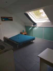 Studio sous combles au 3è étage d'environ21m²,
comprenant un dégagement, un espace de vie comprenant petite kitchenette (équipée
de deux plaques de cuisson, four à
micro-ondes, petit réfrigérateur, rangements,
évier, vaisselle ) un lit double, une salle de douche avec WC.
Chauffage collectif au gaz