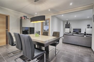 RE/MAX SELECT spécialiste de l'immobilier à Steinheim, vous propose à la vente cette maison libre de 4 côtés.

La maison a été construite en 1972 et est de construction en bois. Complètement rénovée à l'intérieur et en cours de rénovation extérieur cette maison saura vous séduire par ses finitions.

La maison est composé d'un coin salon/salle à manger d'une surface d'environ 34m2, d'une cuisine complètement équipée avec un îlot central pour une surface d'environ 20m2. Le hall d'entrée dessert le living, la cuisine, une salle d'eau avec WC, deux chambres (13m2 / 10,5m2) ainsi que l'étage inférieur.

À l'étage inférieur vous trouverez une 3ème chambre d'une surface de 14,3m2 et une grande buanderie. À l'extérieur vous disposerez d'un grand jardin ainsi que d'une grande surface pouvant servir de parking.

Le chauffage est au mazout et la chaudière Buderus date de 2016. La maison possède des volets électriques ainsi que du triple vitrage.
Lors des travaux de rénovation une isolation complète de la maison a été effectuée.

Le passeport énergétique datant de 2015(avant les travaux), l'indice énergétique changera lors de l'émission d'un nouveau P.E.
