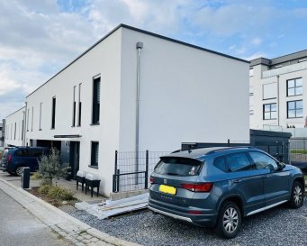 A VENDRE
Maison libre de 3 côtés à Rodange

Rez-de-chaussée:
- Hall d'entrée
- WC séparée
- Cuisine équipée avec accès terrasse et jardin
- Salon / Living

1er étage:
- Hall de nuit
- 4 chambres à coucher
- 2 salles de bains

Exterieur:
- Jardin / Terrasse / 2 emplacements voitures 

Bon à savoir:
Chauffage urbain / Panneaux solaires / Disponibilité oct. 2023 /Triple vitrage 

Situation agréable et tranquille

À proximité : centre-ville, école, crèche, maison relais, commerces, accès autoroute, arrêt de bus, forêt, aire de jeu.

Nous vous invitons à contacter:
Moura Jemp
Tèl: +352621216646

Les surfaces et superficies sont indicatives