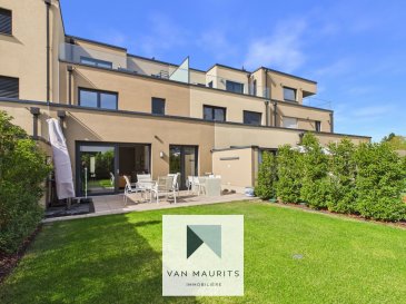 Située au calme, dans une rue sans issue, au cœur du village de Steinsel (14, rue de la Vallée), cette maison construite en 2023 disposant d'une classe énergétique *A-B* et d'une surface totale de ± 300 m² dont ± 210 m² habitables se compose comme suit :

Au rez-de-chaussée, le hall d'entrée de ± 11 m² avec dressing sur mesure dessert un garage de ± 18 m² et s'ouvre sur l'espace de jour, composé d'un salon/salle à manger ainsi que d'une cuisine, le tout de ± 55 m². Cette partie de la maison donne sur une belle terrasse de ± 25 m² avec une vue sur le jardin. Un wc séparé complète ce niveau.

Le 1er étage se compose de trois chambres : de ± 19, 17 et 17 m² ; de deux salles de douche de ± 6 m² chacune (douche italienne, wc, double lavabo). 

Le dernier étage accueille une dernière chambre de ± 14 m² avec sa salle de douche de ± 5 m² (douche italienne, lavabo, wc), ainsi qu'un espace ouvert de ± 20 m², actuellement utilisé comme bureau/hobby, disposant d'une sortie sur une deuxième terrasse de ± 25 m². Cette pièce est facilement transformable en 5ème chambre, selon les besoins.

Au sous-sol se trouvent une buanderie/chaufferie de ± 19 m², trois caves/espaces hobby de ± 31, 12 et 14 m².

Visite virtuelle sur demande. 

Détails complémentaires :

- Maison récente de 2023 avec une garantie décennale ;
- Classe énergétique A-B ;
- Construction Wiesen Piron;
- Situation calme à deux pas des services et commerces de Steinsel ;
- Rue sans issue ;
- Jardin plein pied ;
- 2 Terrasses de 25 m 2 chacune ;
- Ecole et crèche à 5 min. ;
- Finitions soignées: climatisation, adoucisseur d'eau, alarme, fibre optique, ventilation VMC? ;
- Agréables promenades dans les environs, piste cyclable à 200 m ;
- Communication très facile avec le centre-ville (plusieurs bus) ;
- Centre aquatique Pidal à 10 min. à pied.

Agent responsable : Katia Gravière au 661 33 29 82 ou katia@vanmaurits.lu