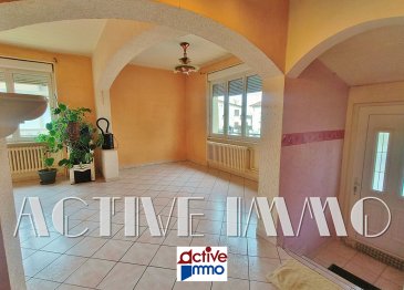 Maison Fameck 4 pièce(s) 90 m2. NOUVEAUTÉ ! EN EXCLUSIVITÉ

Sur la commune de Fameck, bénéficiant de nombreuses infrastructures scolaires, sportives et culturelles, bénéficiant d'un réseau de transport en commun ... proche des axes autoroutiers, à environ 30 minutes du Luxembourg, idéal si vous êtes frontaliers.

Devenez propriétaire de cette maison de plain-pied, aux portes de l'école Louis Pasteur offrant prés de 90m² habitable sur sous-sol complet, composée d'une pièce de vie lumineuse de plus de 26m², une cuisine de 20m², 2 chambres de 15m² et 10,50m², une salle d'eau d'environ 6m² et d'un wc indépendant.

Vous apprécierez la luminosité de la maison par ses grandes fenêtres et sa belle hauteur sous plafond de 2,90m , ainsi que l'installation du poêle à pellet dans le salon.

Les extérieurs proposent un coin de verdure et une terrasse exposée Sud-Ouest permettant de faire le tour arrière de la maison, le tout clôturé par un mur.

Chauffage gaz / Radiateur fonte / Ballon d'eau électrique (2022) / Toit + Fenêtres + Façade 2000 / Facilité de stationnement / Dalles béton

DPE réalisé le 24/02/2026 :  logement classé F pour 398kwh/m²/an ainsi que E pour les émissions de gaz à effet de serre pour 62kg co²/m²/an.
Montant estimé des dépenses annuelles d'énergie pour un usage standard : entre 3090€ et 4220€ par an. Prix moyens des énergies indexés sur l'année 2021, 2022, 2023 (abonnements compris)
Les informations sur les risques auxquels ce bien est exposé sont disponibles sur le site Géorisques : www.georisques.gouv.fr ».

Honoraires inclus à charge vendeur
Pour plus de renseignements votre conseiller immobilier : Mme PETITFRERE Marie