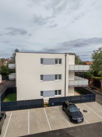 Adresse du projet : Le Clos de HUGO à  AUMETZ

EXCLUSIVITE GL PROMOTION, DISPONIBLE DE SUITE :

FRAIS DE NOTAIRE REDUITS : 2.5 %

Appartement F3 NEUF situé au 1er étage d'une belle résidence de seulement 8 appartements :

Proche de toutes commodités, dans secteur résidentiel et arborés, bordé d'arbres et de verdure

GRANDE TERRASSE 18 m2 équipée de dalles sur plots, orientée SUD EST, sans vis à vis,

Garde-corps de marque BUGAL thermolaqués, vitrage opaque pour plus de discrétion

Visiophone couleur

Complètement accessible personne à mobilité réduite (PMR),

Certifié RT2012,

Un système constructif et une isolation qui rendent le bâtiment performant et plus économe en énergie.
Des appartements d'exception. Pour votre confort des prestations haut de gamme : Pas de surprises.
Hall d'entrée design avec visiophone couleur,
Porte d'entrée sécurisée,


Baie vitrée aluminium de marque K-LINE, volet roulants électriques

Menuiseries PVC avec double vitrage isolant, volets roulants électriques sur toutes les fenêtres, 

Chauffage  individuel au sol et production d'eau chaude par pompe à chaleur,
DERNIÈRE GÉNÉRATION de marque NIBE avec production d'eau chaude. 

DPE : A

Carrelage haut de gamme 60 x 60 cm rectifié , 
Parquet dans les chambres,

UNIQUE, votre salle de bains est équipée d'une fenêtre avec VR pour un éclairage et une aération naturelle.
Porte d'entrée de votre appartement blindée,
Faïence toute hauteur dans votre salle de bain, 
Bac de douche extra plat, 
Sèche serviette type échelle dans la salle de bain,
WC suspendu de marque GROHE,
Isolation thermique par l'extérieure, ITE,
Garde corps design thermolaqué de marque BUGAL,
Porte intérieure chambranle contre chambranle 

GARAGE PRIVATIF avec porte  motorisée, prise de courant et point lumineux POSSIBLE EN SUS.

A VISITER SANS TARDER