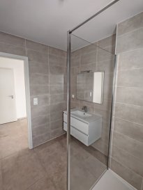 Adresse du projet : Le Clos de HUGO à  AUMETZ

EXCLUSIVITE GL PROMOTION 

Appartement F3 NEUF situé au 1er étage d'une belle résidence de seulement 8 appartements :

Proche de toutes commodités, dans secteur résidentiel et arborés, bordé d'arbres et de verdure

GARAGE PRIVATIF avec porte  motorisée, prise de courant et point lumineux POSSIBLE EN SUS.

GRANDE TERRASSE 18 m2 équipée de dalles sur plots, bien orientée SUD, sans vis à vis,

Garde-corps de marque BUGAL thermolaqués, vitrage opaque pour plus de discrétion

CLOS SÉCURISÉ avec visiophone 

Complètement accessible personne à mobilité réduite (PMR),

Certifié RT2012,

Un système constructif et une isolation qui rendent le bâtiment performant et plus économe en énergie.
Des appartements d'exception. Pour votre confort des prestations haut de gamme : Pas de surprises.
Hall d'entrée design avec visiophone couleur,
Porte d'entrée sécurisée,


Baie vitrée aluminium de marque K-LINE, volet roulants électriques

Menuiseries PVC avec double vitrage isolant, volets roulants électriques sur toutes les fenêtres, 

Chauffage  individuel au sol et production d'eau chaude par pompe à chaleur,
DERNIÈRE GÉNÉRATION de marque NIBE avec production d'eau chaude. 

FINI LES AUGMENTATIONS du prix du gaz,

Carrelage haut de gamme 60 x 60 cm rectifié , 
Parquet selon votre choix dans les chambres,

UNIQUE, votre salle de bains est équipée d'une fenêtre avec VR pour un éclairage et une aération naturelle.
Porte d'entrée de votre appartement blindée,
Faïence toute hauteur dans votre salle de bain, 
Bac de douche extra plat, 
Sèche serviette type échelle dans la salle de bain,
WC suspendu de marque GROHE,
Isolation thermique par l'extérieure, ITE,
Garde corps design thermolaqué de marque BUGAL,
Porte intérieure chambranle contre chambranle : couleur au choix,

DISPONIBLE DE SUITE

Plus de renseignements  sur rendez-vous.