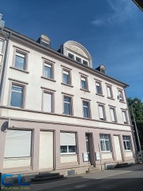 Bel appartement 3 chambres avec bureau ? Dernier étage

Nous vous proposons à la vente ce bel appartement d'une surface utile de 93 m², idéalement agencé et offrant des espaces confortables et fonctionnels.

Situé au dernier étage d'une résidence bien entretenue, ce bien en très bon état général se compose de :
3 chambres ;
un espace bureau, idéal pour le télétravail ;
un WC séparé ;
une salle de bains équipée d'une baignoire et d'une douche ;
une cuisine ouverte sur un agréable séjour, offrant un espace de vie convivial et lumineux.

Vous apprécierez également son emplacement recherché, dans un environnement calme tout en restant à proximité de toutes les commodités, notamment de la gare, des écoles et des lycées.

Le bien bénéficie d'une facilité de stationnement à proximité.

Un appartement idéal pour une famille à la recherche d'un cadre de vie agréable, pratique et fonctionnel.
Pour toute demande de visite ou informations complémentaires, n'hésitez pas à nous contacter au 265341 ou directement notre agent Mme VAZ au 621 283 844 ou par mail au lisa.vaz@cl-immo.lu

Les frais d'agence sont inclus dans le prix de vente et sont à charge du vendeur.