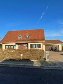 MAISON UNIFAMILIALE LIBRE DES 4 COTÉS de 1991 sur 14.96 ares 
(Construction par CLK)
57 RUE DE L'ERMITAGE L-8833 WOLWELANGE
(COMMUNE DE RAMBROUCH )

SURFACE NETTE HABITABLE : +- 165 m² - SURFACE BRUTE 280m2

REZ-DE-CHAUSSÉE : 90m2 habitables

- HALL d'entrée (16.3) - ESCALIER vers le 1er étage
- WC séparé (2.4)  
- CUISINE équipée 5 ans électro SIEMENS (15.40) donnant  sur TERRASSE (22.3+15) + JARDIN
- SÉJOUR-SÀM (43.30) + FO et donnant  sur TERRASSE et JARDIN
- CHAMBRE 1 (ou BUREAU) (12.7)
- GARAGE 2 voitures entièrement carrelé (51.06) + partie BUANDERIE+CHAUFFERIE et SORTIE arrière

1ER ÉTAGE : 75 m2 habitables

- HALL de nuit  (7.9)  
- SDB (11.7) (WC- LAVABO ? DOUCHE - WHIRLPOOL (Duscholux)
- CHAMBRE 2 (30) (ouverte tte hauteur) + FO +  TRAPPE GRENIER RANGEMENT (45) 
- CHAMBRE 3 (25.45) + petit DRESSING + CLIMATISATION CARRIER

EXTÉRIEURS :

TERRASSE (22.3+15) et JARDIN (5 ARES +-) + ABRI DE JARDIN TYPE CHALET BOIS 
EMPLACEMENT VOITURES devant GARAGE

EQUIPEMENTS :

- CARRELAGE TERRE CUITE PARTOUT 
- TOIT EN TUILES TERRE CUITE KORAMIC (9 ans) 
- ISOLATION TOITURE 10cm 
- CHAUFFAGE AU SOL PARTOUT + NOUVELLE POMPE CHALEUR (1 an)  (VIESSMANN) 
- CLIMATISATION DANS CHAMBRE 3
- TRIPLE VITRAGE OSTFENSTER (Bois/Alu10 ans) + MOUSTIQUAIRES + VOLETS battants extérieurs ALU
- PORTE D'ENTRÉE sécurité (3 ans)  
- PORTES INTERIEURES en CHÊNE massif 
- PORTE GARAGE sectionnelle électrique HOERMANN 
- ALARME COMPLET RACCORDÉ A DUSSMANN SECURITY (2 ans) 
- JARDIN entierement clôturé et engazonné + plantations arbuste - fleur - arbres + sortie arrière 
- TERRASSES PAVEES - BARBECUE/GRILL EN DUR 
- ABRI de JARDIN   
- INTERNET FIBRE

DIVERS BUS RGTR devant la porte 
ECOLES PRIMAIRES + MAISON RELAIS à 3KM ? LYCEE A REDANGE 
COMMERCES-SERVICES ET SHOPPING CENTERS A PROXIMITE

DISPONIBLE POUR LE 1er SEPTEMBRE 2025