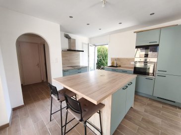 Maison Roppeviller 3 pièce(s) 105 m². Nord Sud immobilier a le plaisir de vous proposer à la vente cette charmante maison de village nichée au calme de la campagne, à 15 minutes de Bitche.

Le bien est entièrement rénové avec goût et offre une cuisine aménagée et équipée donnant directement accès à l'extérieur, salle à manger, spacieuse salle de séjour avec poêle à bois offrant un véritable esprit cocooning, le tout ouvert,  Wc individuel, salle d'eau et une chambre à coucher.
La maison dispose également d'un grenier aménageable, d'un sous sol et d'une grande dépendance avec garage pouvant accueillir deux véhicules avec porte motorisée.
Enfin, la maison bénéficie d'un espace vert attenant.

Contact Nord Sud Immobilier à Bitche, Rohrbach les Bitche, Diemeringen et Sarreguemines AU 0372640102