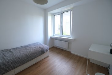 **Luxembourg LIMPERTSBERG**, 59, rue des Glacis, dans maison entièrement rénovée et meublée, chambre de 12m2 (numéro 0.4) à louer dans duplex, au rez-de-chaussée et comprenant : chambre avec lit simple, bureau, chaise, placard. Dans les parties communes : salle de douche, WC séparé, placards partagés avec quatre chambres, cuisine équipée, frigo privatif, grand salon, buanderie commune avec lave-linge et sèche-linge. Libre le premier septembre 2025. Pour une seule personne, contrat de bail d'un an minimum. Loyer 835 euros + charges forfaitaires de 165 euros. Dans les charges tout est inclus à l'exception du nettoyage privatif de la chambre. 

Frais d'agence : un mois de loyer + TVA 17%, 50% à charge du locataire, 50% à charge du bailleur.

Contact et visites : Arianna GHITTINO, email : arianna@parkagence.lu - téléphone 691 205 573 et Rosalba MAITRE, téléphone : 691 550 189, rosalba@parkagence.lu