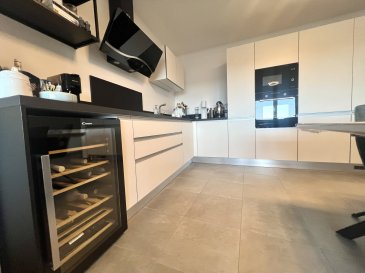 MANSO IMMO vous propose en exclusivité cet moderne et magnifique appartement de 2 chambres aux finitions irréprochables et idéalement aménagé proche de toutes commodités. Dès l'entrée vous trouverez un havre de tranquillité, le refuge au stress quotidien.

Érigée dans une rue à sens unique et dans un des coins les plus paisibles de Niederkorn cet appartement de 80m2 avec deux beaux balcons dont l'exposition solaire est idéale se trouve dans une résidence de 5 unités uniquement. Offrant aux nouveaux propriétaires tout confort et sécurité. Avec ses finitions de gamme supérieure, chauffage au sol vous bénéficiez d'une qualité de vie agréable garantie.

Cet appartement de classe énergétique B se compose comme suit:

- Un hall / couloir d'entrée desservant toutes les pièces. Les 2 chambres sont spacieuses et équipées de multiples prises et sans vis-à-vis. Une disposant d'un balcon. La salle de douche est spacieuse avec une vaste douche à l'italienne, on ajoute un WC séparé.
La pièce majeure et plus importante dans cet appartement est sans aucun doute le living / salle à manger ouvert sur une cuisine équipée et surtout opérationnelle. Cette pièce est lumineuse grâce aux baies vitrées et donne accès à un balcon idéalement exposé. Un plus pour passer de bons moments et profiter de la vue. La cuisine est équipée avec des électroménagers de marque renommée et offre tout espace nécessaire et fonctionnel à chaque amateur de cuisine.

On y ajoute à cette offre un emplacement de parking lift intérieur adapté à toute voiture ainsi qu'une cave privative.

En commun on aura un ascenseur et l'espace buanderie.

Toutes les indications sont basées exclusivement sur les informations mises à notre disposition par nos clients. Nous n'assumons aucune garantie quant à l'exactitude et l'actualité de ces indications.

Les prix affichés s'entendent frais d'agence inclus de 3% + 17%TVA. Les honoraires d'agence sont à charge des vendeurs.

Pour plus d'informations, photos ou convenir d'un rendez-vous, vous pouvez nous contacter au :
+352 24 51 33 79 info@mansoimmo.lu

MANSO IMMO bietet Ihnen exklusiv diese moderne und wunderschöne 2-Zimmer-Wohnung mit tadelloser Verarbeitung und idealer Lage in der Nähe aller Annehmlichkeiten. Schon am Eingang finden Sie eine Oase der Ruhe, den Zufluchtsort vor dem täglichen Stress.

In einer Einbahnstraße und in einer der ruhigsten Ecken von Niederkorn gelegen, befindet sich diese 80m2 große Wohnung mit zwei schönen Balkonen, die ideal zur Sonne ausgerichtet sind, in einer Residenz mit nur 5 Einheiten. Sie bietet den neuen Eigentümern jeglichen Komfort und Sicherheit. Mit seiner hochwertigen Ausstattung und der Fußbodenheizung ist eine angenehme Lebensqualität garantiert.

Diese Wohnung der Energieklasse B setzt sich wie folgt zusammen:

- Eine Eingangshalle / Flur, von der aus alle Zimmer erreichbar sind. Die beiden Schlafzimmer sind geräumig und mit mehreren Steckdosen ausgestattet und ohne vis-à-vis. Eines davon verfügt über einen Balkon. Das Duschbad ist geräumig mit einer großen begehbaren Dusche und einer separaten Toilette.
Der größte und wichtigste Raum in dieser Wohnung ist zweifelsohne das Wohn-/Esszimmer, das sich zu einer voll ausgestatteten und vor allem funktionstüchtigen Küche hin öffnet. Dieser Raum ist dank der Erkerfenster hell und bietet Zugang zu einem Balkon mit idealer Lage. Ein Pluspunkt, um schöne Momente zu verbringen und die Aussicht zu genießen. Die Küche ist mit Elektrogeräten renommierter Marken ausgestattet und bietet jedem Kochliebhaber jeden notwendigen und funktionellen Platz.

Außerdem gibt es einen Liftparkplatz und einen privaten Keller.

Zur gemeinsamen Nutzung stehen ein Aufzug und eine Waschküche zur Verfügung.

Alle Angaben basieren ausschließlich auf den Informationen, die uns von unseren Kunden zur Verfügung gestellt wurden. Wir übernehmen keine Gewähr für die Richtigkeit und Aktualität dieser Angaben.

Die angezeigten Preise verstehen sich inklusive Maklergebühren von 3% + 17%MwSt. Die Maklergebühren sind von den Verkäufern zu tragen.

Für weitere Informationen, Fotos oder um einen Termin zu vereinbaren, können Sie uns kontaktieren unter :
+352 24 51 33 79 info@mansoimmo.lu

MANSO IMMO exclusively offers this modern, magnificent 2-bedroom apartment, impeccably finished and ideally appointed, close to all amenities. From the moment you enter, you'll find a haven of tranquility, a refuge from everyday stress.

Erected on a one-way street in one of the most peaceful corners of Niederkorn, this 80m2 apartment with two beautiful balconies with ideal sun exposure is located in a residence of only 5 units. Offering new owners every comfort and security. With its top-of-the-range finishes and underfloor heating, you're guaranteed a pleasant quality of life.

This energy class B apartment is composed as follows:

- An entrance hall / corridor leading to all rooms. The 2 bedrooms are spacious and equipped with multiple sockets. One has a balcony. The shower room is spacious, with a large walk-in shower and a separate toilet.
The most important room in this apartment is undoubtedly the living/dining room, which opens onto a fully-equipped kitchen. This room is luminous thanks to the bay windows and gives access to an ideally exposed balcony. A great place to spend quality time and enjoy the view. The kitchen is equipped with brand-name appliances and offers every cooking enthusiast all the space they need.

There's also an indoor lift parking space suitable for all cars, and a private cellar.

An elevator and laundry facilities are also available.

All information is based exclusively on information provided by our customers. We accept no liability for the accuracy or up-to-dateness of the information provided.

Prices shown include 3% agency fee + 17% VAT. Agency fees are payable by the seller.

For further information, photos or to arrange an appointment, please contact us on :
+352 24 51 33 79 info@mansoimmo.lu