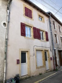 Studio RDC  proche de toutes commodités.  Studio situé au 7 rue Etroite 54700 PONT A MOUSSON comprenant : 
 - Cuisine équipée ouverte sur la pièce de vie, Salle d'eau, WC, 
 - Chauffage éléctrique - 31,66m2,
 - Libre à la location le 1er octobre 2023
 Les informations sur les risques auxquels ce bien est exposé sont disponibles sur le site Géorisques : www.georisques.gouv.fr  