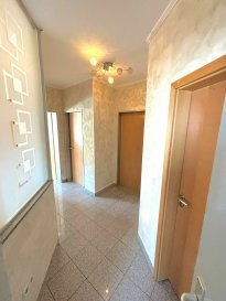 Immo Nordstrooss vous propose un appartement charmant de +/- 68m², idéalement situé au 1er étage d'une petite copropriété de 3 unités.

LIBRE DE SUITE

Il se compose comme suit :
- Hall d'entrée de +/- 5m²
- Living de +/- 21m²
- Cuisine équipée de +/- 8m²
- 2 chambres de +/- 15m²
- Salle de douche de +/- 5m²

Ce bien dispose également d'une cave avec raccordement machine, d'un garage et de 2 emplacements de parking extérieurs.

Pour plus de renseignements ou une visite (visites également possibles le samedi sur rdv), veuillez contacter le 691 850 805.

Proposition de crédit/financement à taux compétitif d'une banque luxembourgeoise incluse dans nos services gratuit.
