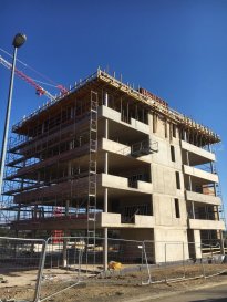 Immobilière La Cité vous présente un nouveau projet de construction d\'immeubles mixtes d\'une superficie totale de 8000m² .<br><br>Futur Construction de 3 Immeubles de bureaux comprenant des plateaux à partir de 443 m2 jusqu\'à 606m2 autorisé pour crêche -restaurant-au rdch.<br>Livraison 2017.<br>Parking extérieur 186<br>Parkings intérieur 64<br>Total: 250 places parkings<br>Les rdch des trois immeubles ont la possibilité d\'être exploités en tant que local commercial.<br>Description situation:<br>Ce projet immobilier bénéficie d\'une situation exceptionnel, car situé à Livange,au sud de la capitale(10min),dans la commune de Roeser ,avec facilités d\'accès immédiate à l\' autoroute allant vers la France , à 8 Km du centre de Luxembourg et à 10 Km de l\'aéroport international.<br>Restaurations et Hôtel IBIS / ACCOR /restaurant TURI sont situés sur le même site.<br>Parmi les occupants ayant déjà choisi cette localisation citons parmi d\'autres Valentino Caffè , Socotec,Olky....<br><br />Ref agence :Domaine de Livange B2