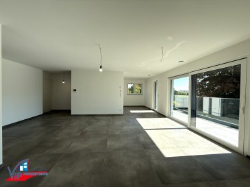 VIP Promotions s.a. vous propose ce superbe appartement d'une surface utile de 89,18 m² avec balcon orienté sud-ouest.

Situé dans une résidence récemment achevée, le bien se compose comme suit :

- Hall d'entrée
- Cuisine ouverte sur le living menant sur un balcon de 8,89m²
- 2 chambres à coucher
- Salle de bains
- WC séparé

Divers :

- Cave de 1,69m² munie de branchements pour machine à laver
- Possibilité d'acquérir un garage fermé au prix de 53.125,28.-€ TTC 17%
- Budget de 5.000,00.-€ TTC 17% inclus dans le prix pour l'achat d'une cuisine auprès d'un fournisseur partenaire

Pour visionner la vidéo de ce bien, veuillez copier le lien suivant :

https://www.youtube.com/watch?v=7rkJXYTp10E

Prix annoncé prenant en compte le remboursement de TVA à hauteur de 50.000,00.-€.

Le vendeur déclare que l'immeuble présentement vendu est neuf et n'a jamais servi de domicile à quiconque, et déclare par les présentes céder tous ses droits en relation avec le remboursement de la taxe sur la valeur ajoutée concernant la création du logement à la partie acquéreuse.

L'acquéreur pourra faire demande auprès de l'Administration de l'Enregistrement pour le remboursement de la différence de TVA sur la partie construite, s'il s'engage à destiner l'immeuble acquis comme habitation principale dans les délais et d'après les conditions reprises dans le règlement grand-ducal du 7 avril 2005.

La société VIP Promotions s.a. décline toute responsabilité quant à l'exactitude du montant de remboursement effectif.

Pour plus de renseignements ou pour une prise de rendez-vous, veuillez nous contacter au numéro +352 691 901 219 ou par e-mail sur info@vippromotions.lu.

Suivez-nous sur Facebook pour recevoir nos informations en continu.