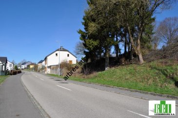 BOXHORN -  PROCHE CLERVAUX  (3 minutes) et à 10 minutes de la Collectrice Nord - 30 minutes environ de Ettelbruck et de Diekirch - EN VENTE EXCLUSIVE,  en pleine campagne pour amis de la la nature, terrains de 8,27ares pour une maison jumelée,  vue dégagée POUR UNE FAMILLE IL EST BIEN MIEUX D\'AVOIR  UNE MAISON AVEC UN BEAU JARDIN QU\'UN APPARTEMENT (même si un balcon existe ), ceci basé sur des expériences
aucun constructeur imposé, mais pour les 2 maisons (terrain jumelé, il est mieux
de prendre la même entreprise pour le terrassement et la construction du gros-ouevre, aucun renseignement par tel. seul emails avec nom complet et tel. 
construction +- 150   m2 nets habitables  environ , 4 ch.  2 sdb (possible 3) à ajouter balcon plein sud et grande terrasse autoriée vers le jardin, plus  cave , garage 2 voitures
****** dans le prix du terrain sont COMPRIS les  frais pour  les plans déjà autorisés (Commune et Ponts et Chaussées) 20.000€   ****
comparez beaucoup d\'autres terrains sont déjà ente 27.000 E et 35.000E par are dans les alentours et même plus loin de Clervaux, et ceci sans plans et permis !!
suivant plans, triple vitrage, panneaux solaires, etc, frais notaire, taxes, raccordements,
POUR MEME PAS LE PRIX D\'UN ARE EN VILLE - VOUS AVEZ ICI UN TERRAIN  PLUS QUE 10 x  MOINS CHER DU MOINS PAR ARE !!
nous pouvons vous assister si vous voulez faire la maison en régie personnelle pour réduire votre coût de construction, ceci sur base de 29 ans d\'expérience
INVESTISSEURS - RENDEMENT LOCATIF SUR 10 ANS POSSIBLE 250000E 
EN PLUS AVANTAGES FISCAUX ET PLUS-VALUE
rendement réel sur 10 ans  à 70 % faisable, comparez !! 
Clervaux est en plein développement et a un lycee neuf
FOTO - LES ARBRES SONT ENLEVéS ENTRETEMPS
Si  vous travaillez par exemple à Mersch, Ettelbruck,  ou en Ville - transport par train depuis Clervaux 50 minutes Gare - accès Kirchberg
vous avez besoin le matin et soir venant et partant à Dudelange, Kayl, Esch, 
Differdange , Pétange  et le train est gratuit et vous avez le temps de lire vos messages ou un journal
Ref agence :2449378