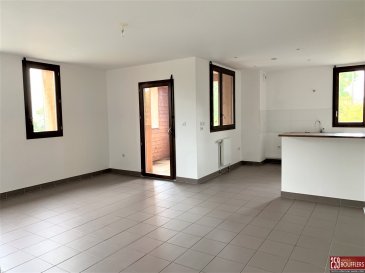 APPARTEMENT F3 AVEC PARKING ET BALCON / NANCY.  PROGRAMME SOUMIS A DES CONDITIONS DE RESSOURCES. PAS DE FRAIS D\'AGENCE. Venez découvrir à NANCY, secteur PLATEAU DE HAYE, dans une résidence récente, cet appartement de type F3, au deuxième étage, d\'une surface de 76.21m2. Il se compose d\'une entrée avec placard, deux chambres avec placards intégrés, une salle de bains avec double vasque, douche, baignoire et sèche-serviettes, un WC séparé avec lave-mains, un grand salon/séjour lumineux ouvert sur la kitchenette et accès vers l\'extérieur. En annexes, ce bien offre un balcon couvert en bois et un emplacement de stationnement. Chauffage et eau chaude COLLECTIF GAZ. Proche de toutes commodités (transports, commerces, école, poste, piscine, gymnase...). DPE : C. Loyer : 684.20 EUR CC (soit 549.20 EUR de loyer + 135.00 EUR de charges comprenant l\'électricité et l\'entretien des parties communes et de l\'ascenseur, l\'eau froide et l\'eau chaude, le chauffage, l\'entretien annuel de la chaudière, ainsi que la taxe des ordures ménagères). Dépôt de garantie : 549.20 EUR. Si vous avez besoin d\'aide dans votre recherche de logement, votre agence AGENCE DE BOUFFLERS se fera un plaisir de vous aider. www.agencedeboufflers.fr / agencedeboufflers@orange.fr DISPONIBLE IMMEDIATEMENT.<br>Les informations sur les risques auxquels ce bien est exposé sont disponibles sur le site Géorisques : www.georisques.gouv.fr  