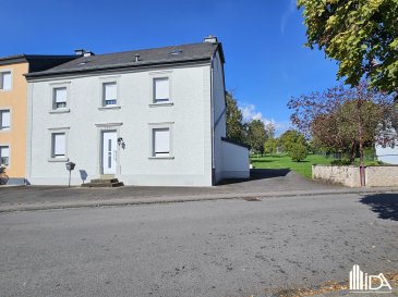 L'Immobilière de l'Attert vous propose cette spacieuse maison jumelée à vendre dans le village de Redange-sur-Attert, située dans une rue calme, toutes les commodités sur place.

La maison d'une surface habitable de +/- 142,87 m² construite sur un terrain de 21,40 ares se compose de:

Rdch: beau hall d'entrée avec petit espace pour vestiaire, séjour, salle à manger, belle cuisine équipée séparée avec accès vers une véranda de +/- 23,80 m² et vers une buanderie avec un wc séparé.

1er étage: hall de nuit, salle de douche avec lavabo et wc, 4 belles chambres à coucher.

Grenier aménageable de +/- 40 m².

Sous-sol: cave voutée.

Extérieur: grande terrasse avec un magnifique jardin.

Annexe avec chaufferie et débarras.

Pour plus d'informations ou pour visiter cette propriété, contactez-nous au +352 23 62 90 20 ou sur immo@immoaida.lu

Consultez nos biens sur www.immoaida.lu