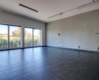 A vendre dans la Zone industrielle à Mertzig, 1 bureau de 82m².

Le bureau qui est au 1er étage se compose comme suit:

- 1 belle pièce lumineuse de 58m²
- une 2ème pièce de 19m² avec accès au balcon de 19m²
- salle de douche avec wc.

4 emplacements de parking.

Prix 365 000€ HTVA