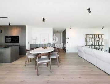 L’agence Immo-Contact vous propose en exclusivité ce superbe appartement de ± 104 m² situé au 1er étage d’une résidence récente construite en 2014 à Alzingen.

Situé dans un environnement résidentiel calme et agréable, ce bien bénéficie d’une situation privilégiée à proximité des commodités, des axes principaux et des espaces verts. Son excellente luminosité, ses beaux volumes et sa terrasse en font un appartement particulièrement confortable à vivre au quotidien.

Pensé pour offrir un maximum de confort, cet appartement séduit par son agencement fonctionnel, ses prestations modernes et ses nombreux espaces de rangement.

Le bien se compose comme suit :

– Hall d’entrée avec placards encastrés
– Spacieux séjour baigné de lumière naturelle avec accès direct à la terrasse
– Cuisine ouverte entièrement équipée avec îlot central
– Deux chambres à coucher dont une suite parentale avec salle de douche privative et WC
– Deuxième salle de douche avec WC

Une cave ainsi que deux emplacements de parking intérieurs viennent compléter ce bien.

– Résidence récente de 2014
– Ascenseur
– Nombreux rangements intégrés

Cet appartement représente une opportunité idéale pour un couple, une petite famille ou toute personne recherchant un bien spacieux, moderne et prêt à emménager.

Disponibilité : à convenir.

Visites possibles en semaine et le samedi.

ðŸ“ž Pour toute information, contactez-nous au +353 621 391 355 ou +352 26 311 992
Adresse mail : info@immocontact.lu

Estimation gratuite de votre bien sous 48h*