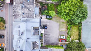 Manso Immo vous propose cette spacieuse maison rénovée, idéalement située au coeur de Dudelange, à deux pas des écoles, commerces et transports. Répartie sur trois niveaux, elle séduit par ses volumes généreux, sa fonctionnalité et son excellent état d'entretien, un bien idéal pour accueillir une grande famille !

Elle offre une surface habitable confortable avec :

-	Une cuisine équipée ouverte sur un vaste living et une salle à manger conviviale
-	Quatre chambres lumineuses
-	Deux salles de bains modernes
-	Un WC séparé
-	Une belle terrasse ainsi qu'un jardin à l'arrière, parfaits pour profiter des beaux jours
-	Une grande cave divisée en buanderie et en espace polyvalent (salle de sport ou loisirs)
-	Quatre emplacements de parking, dont un accès direct à l'arrière du terrain

Emplacement central, cadre de vie agréable, espace et confort. Cette maison a tout pour plaire à une famille à la recherche d'un vrai « chez soi ».

Toutes les indications sont basées exclusivement sur les informations mises à notre disposition par nos clients. Nous n'assumons aucune garantie quant à l'exactitude et l'actualité de ces indications.

Les prix affichés s'entendent frais d'agence inclus de 3% + 17%TVA. Les honoraires d'agence sont à charge des vendeurs.

Pour plus d'informations, photos ou convenir d'un rendez-vous, vous pouvez nous contacter au :
+352 24 51 33 79 info@mansoimmo.lu