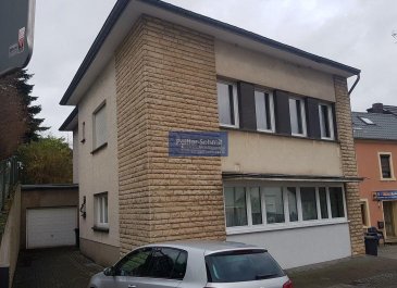 Maison rénovée faisant 246m2 habitables sur un terrain de 10a, composée comme suit:
Rez: hall d'entrée avec WC séparé, double séjour, salon avec poêle à bois, débarras, cuisine équipée avec accès à la terrasse partiellement couverte, au jardin et au garage/débarras.
Étage: hall avec WC séparé, 4 grandes chambres dont une de  -31m2, salle de bains, accès vers le grenier.
Sous-sol: Buanderie avec sortie vers le jardin, salle de douche avec WC, cave, chaufferie.
Autres: Garage pour une voiture, parking pour plusieurs véhicules, jardin avec fruitiers, vitrages blindé en parties, panneaux solaires.
A proximité: tous commerces, Lycée, etc.
Ref agence :B725986